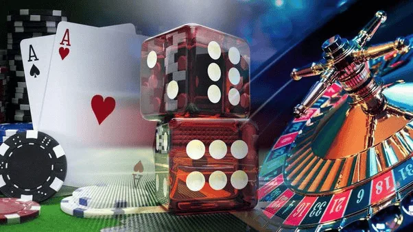Assi, dadi rossi e roulette su fondo blu
